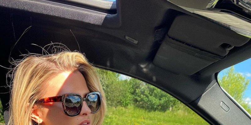 Kelly Vedovelli dévoile son bolide, « cadeau » de Cyril Hanouna, commentaire de Jean-Miche Maire (photo)