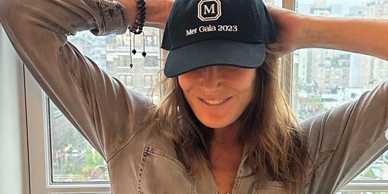 Kelly Vedovelli dévoile sa propre expérience : Un message réconfortant pour Carla Bruni aux prises avec une addiction