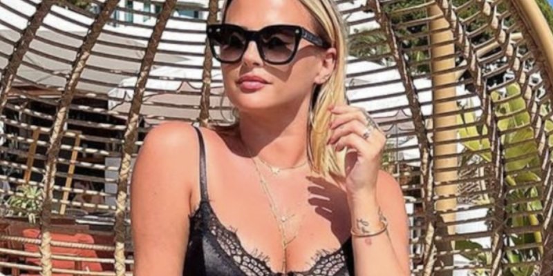 Kelly Vedovelli, la femme qui met Cyril Hanouna dans l'embarras ?