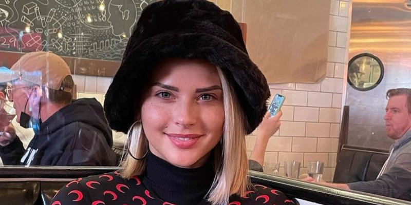 Kelly Vedovelli, Noël à New York, règlement de compte avec un homme politique