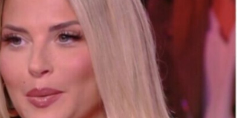 Kelly Vedovelli prise de panique après une intrusion sur le plateau TPMP