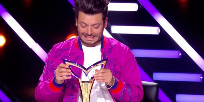 Kev Adams, geste classe dans Mark Singer - sa maladresse oubliée par Camille Combal