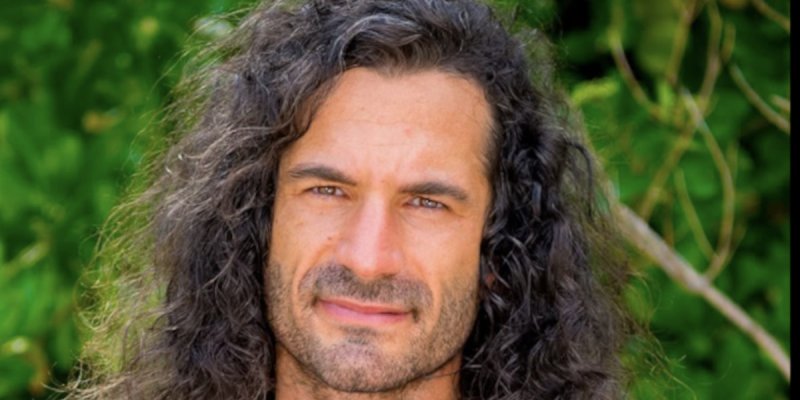 Koh-Lanta : Maxime, l'aventurier au look de western qui intrigue