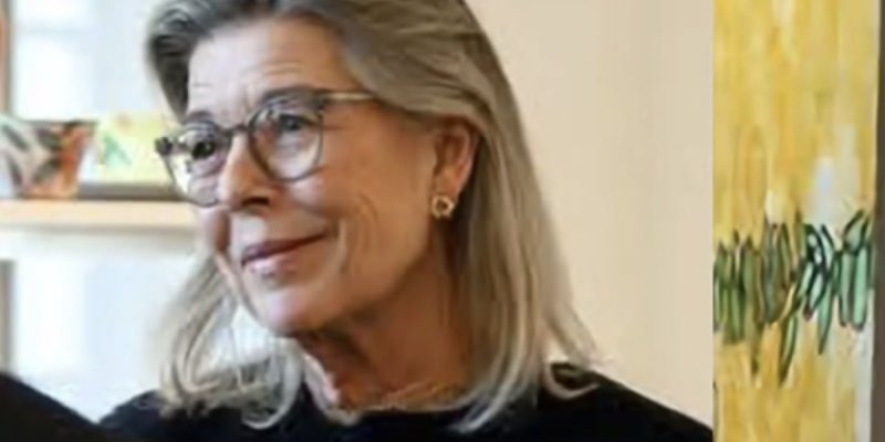 L'élégance intemporelle de Caroline de Monaco fait sensation à l'exposition AGORA