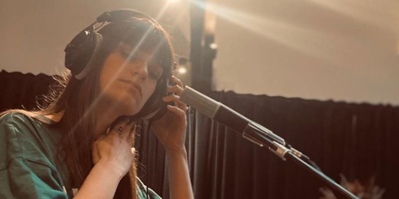 La grossesse secrète de Clara Luciani, son bébé avec Alex Kapranos révélé (photo)