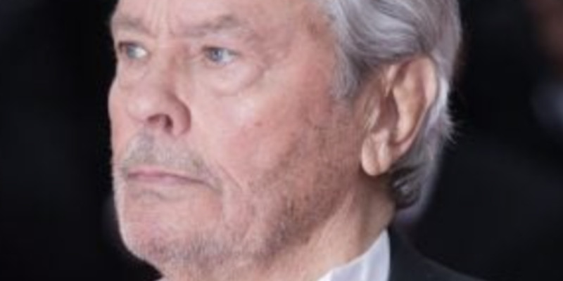 La tombe d'Alain Delon bientôt déplacée ?