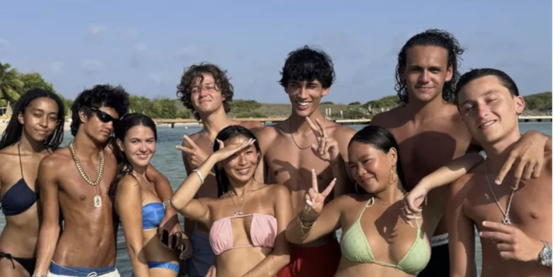 La vie de rêve de Laeticia Hallyday : elle s'éclate avec ses filles et leurs copains !