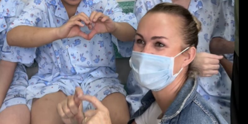 Laeticia Hallyday au Vietnam avec "La Bonne Étoile" sans Jade et Joy