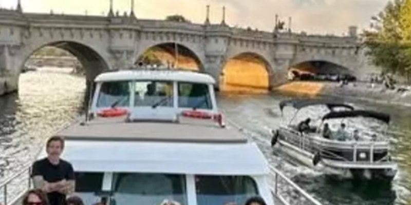 Laeticia Hallyday et Jalil Lespert : Une nuit envoûtante sur la Seine, sur fond de rumeur de mariage (photo)