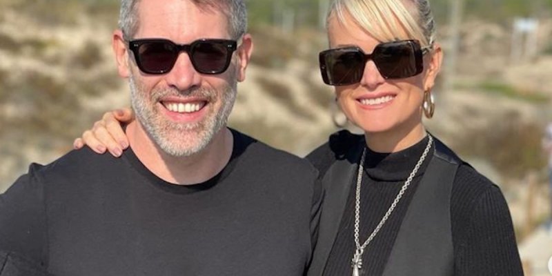 Laeticia Hallyday et Jalil Lespert, vacances terminées, retour en jet privé à Paris (vidéo)