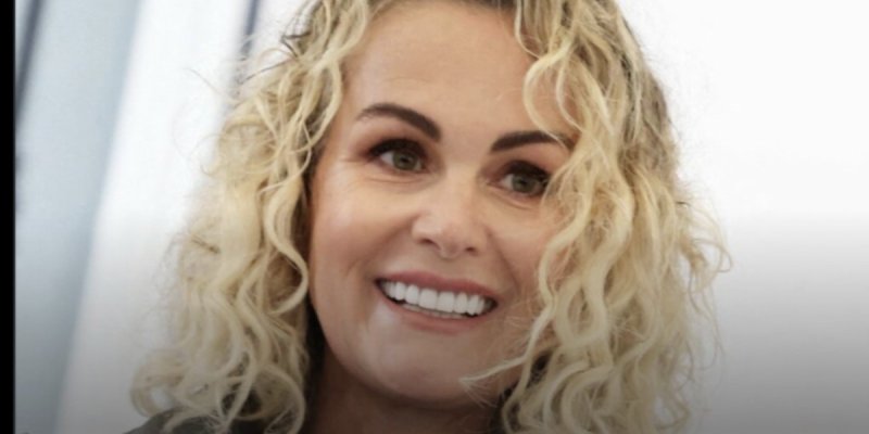 Laeticia Hallyday réfute les rumeurs de solitude à Saint-Barth