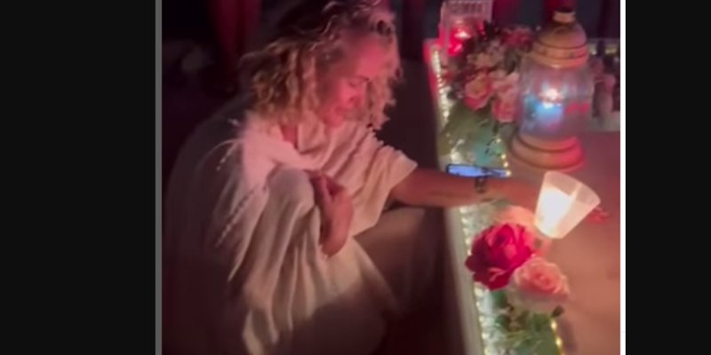 Laeticia Hallyday seule et en larmes à Saint-Barth : son émouvant Hommage à Johnny