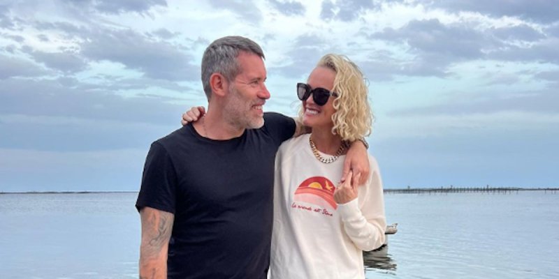 Laeticia Hallyday, sourire retrouvé avec Jalil Lespert à Marseillan, une unité familiale affichée