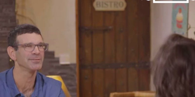 L'Amour est dans le pré (2023), geste classe de Karine Le Marchand pour protéger Patrice qui souffre de handicap