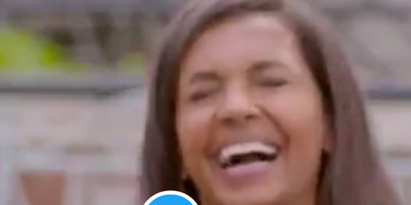 L'amour est dans le pré, malaise - Karine Le Marchand gênée par les sms d'Eric le chevrier (vidéo)