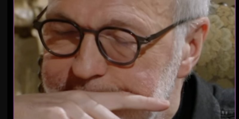 Laurent Ruquier gêné par une gaffe de Hugo Manos dans "Les Traîtres" sur M6