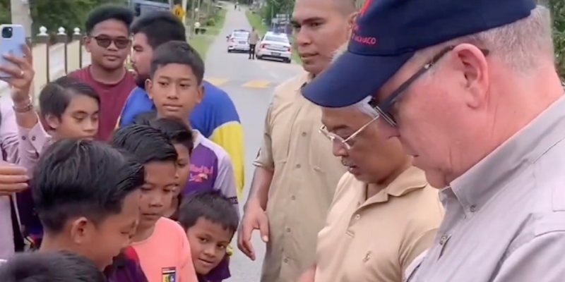 Le choc culturel du prince Albert de Monaco en Malaisie, il distribue de gros billets à des enfants
