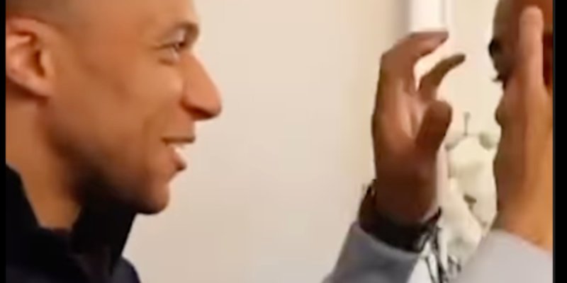 Le sourire énigmatique de Kylian Mbappé à Clairefontaine