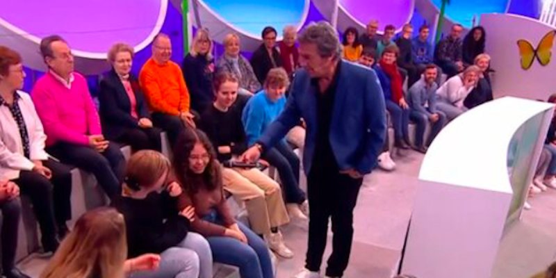 Les 12 coups de midi : Jean-Luc Reichmann met les spectatrices dans une situation délicate, un curieux coup de foudre