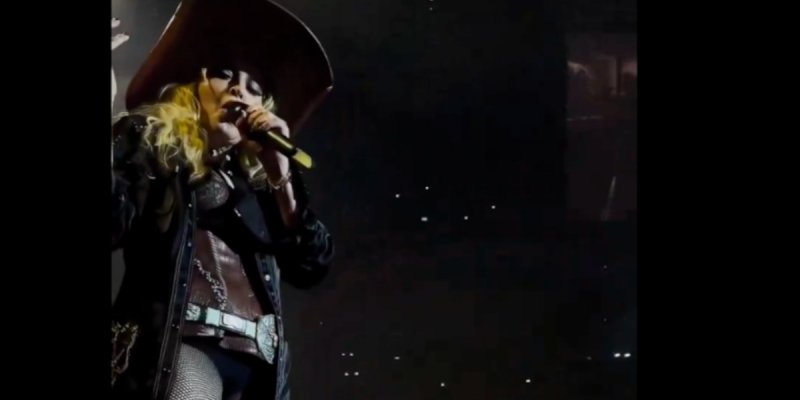 Madonna stoppe son spectacle pour une gaffe gênante sur scène
