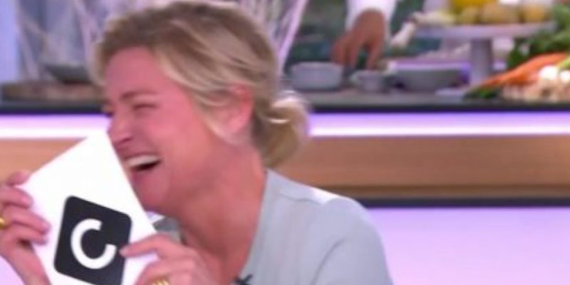  Malaise dans C à Vous : Anne-Elisabeth Lemoine bafouille sur la rencontre de Laeticia Hallyday avec Johnny (vidéo)