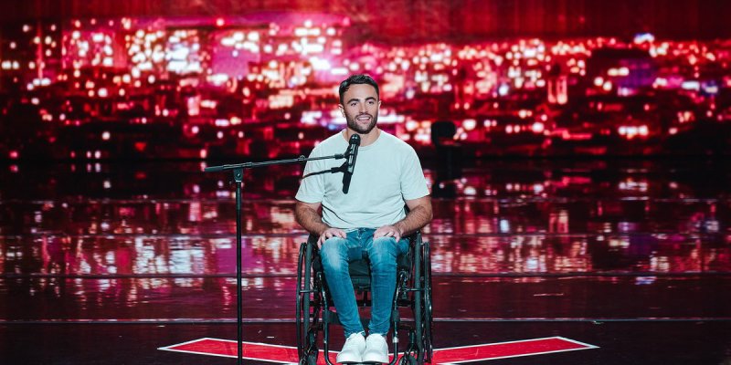 Marianne James craque face à Adrien Susini, le candidat de La France a un Incroyable Talent paraplégique après une agression