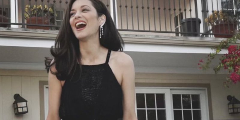 Marion Cotillard réagit à l'arrestation d'une étudiante sans voile et dévêtue en Iran