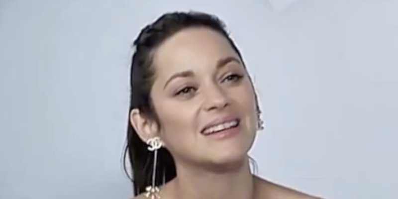 Marion Cotillard triste face à son fils Marcel qui grandit