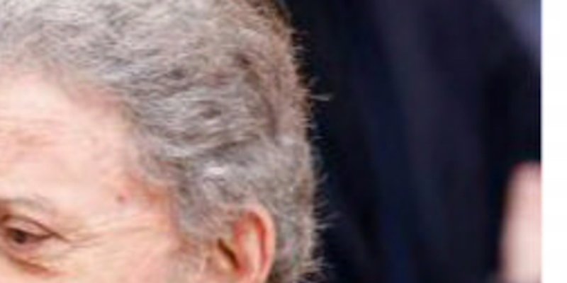 Michel Drucker s'étouffe dans ses sanglots à cause d'Evelyne Dhéliat