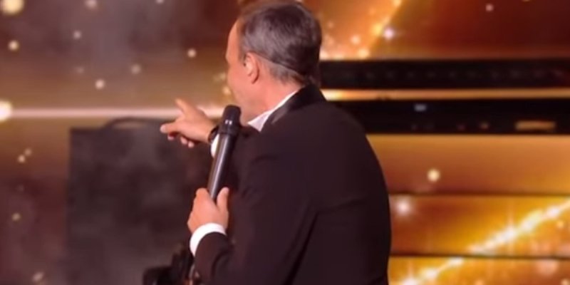Incident hilarant à la Star Academy : Nikos Aliagas pris au piège de la fumée en direct ! (Vidéo)