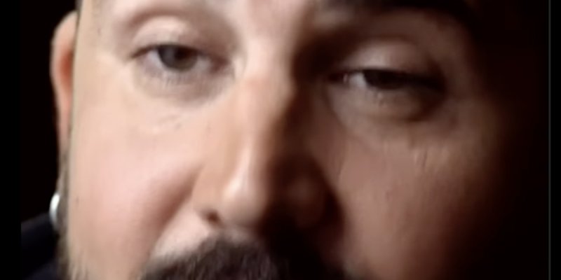 Ovationné par Gad Elmaleh, Arthur termine sa soirée en douceur à vélo avec Sarah