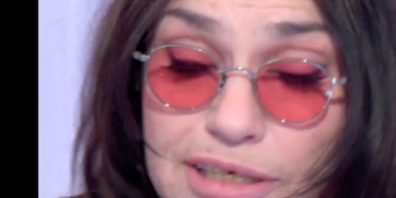 « Pas dans son état normal », le comportement de Béatrice Dalle chez Mouloud Achour fait jaser