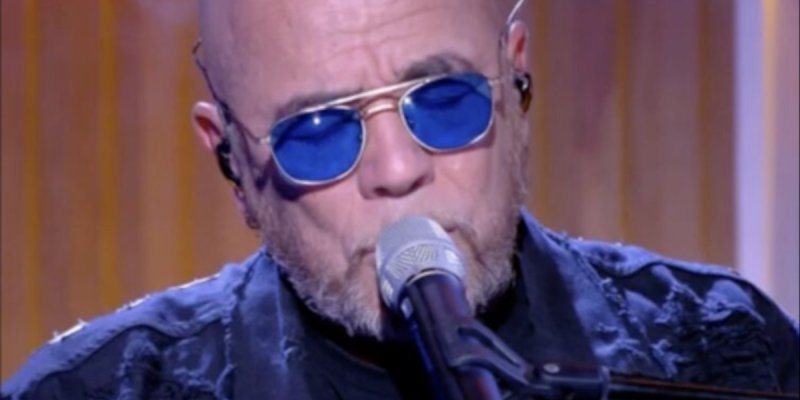 Pascal Obispo dément être le père de la fille de Sonia Mabrouk