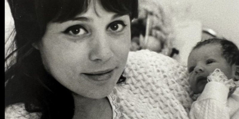 Paul Belmondo soutenu par Laura Smet après le décès de sa mère