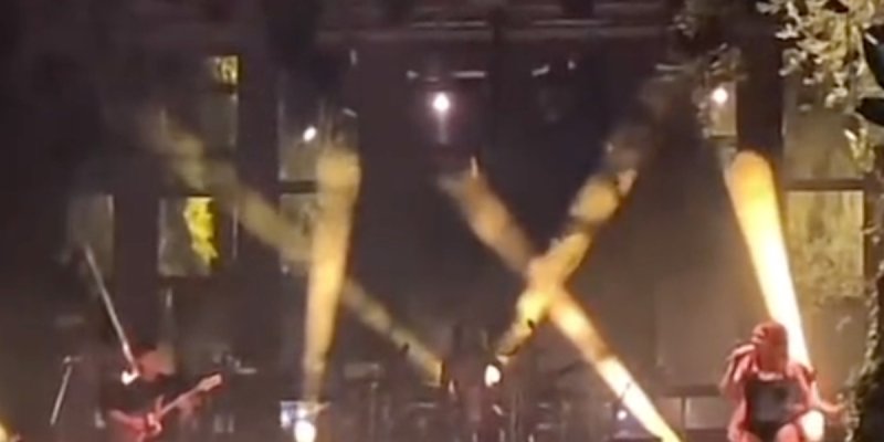 Izia Higelin en cavale : la chanteuse recherchée par la police suite à ses attaques contre Emmanuel Macron