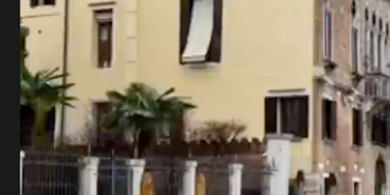 Kelly Vedovelli en famille à Venise - Coup de griffe de Cyril Hanouna