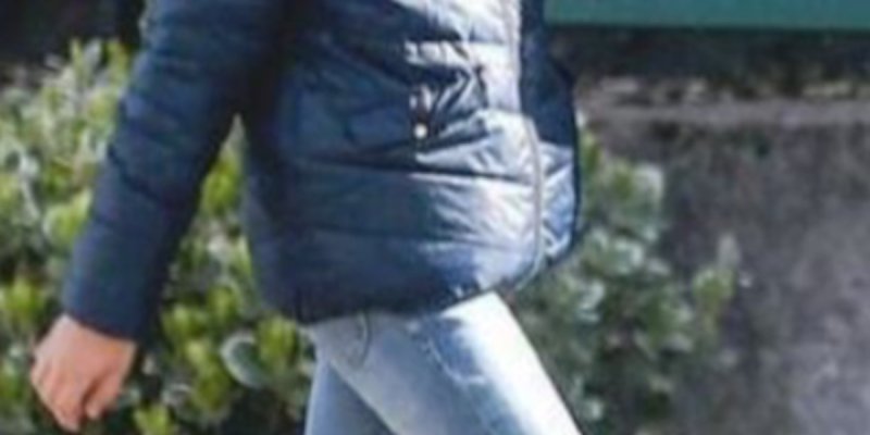 Vianney à l'église - sa belle-fille de 10 ans traine de pieds, elle préfère aller au square (photo)