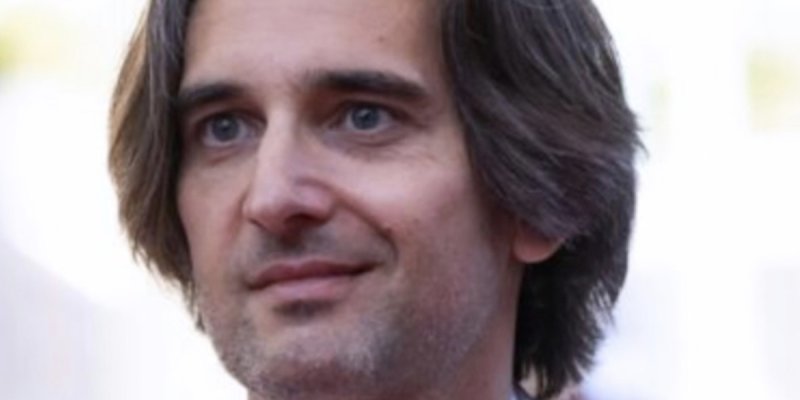 Portrait flatteur, souvenir gênant : Dimitri Rassam réagit avec humour