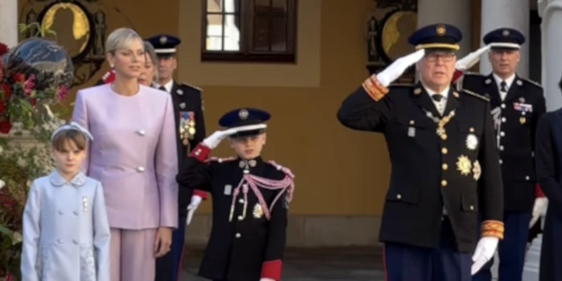 Pourquoi l'uniforme de Jacques de Monaco à la fête nationale suscite des critiques ?