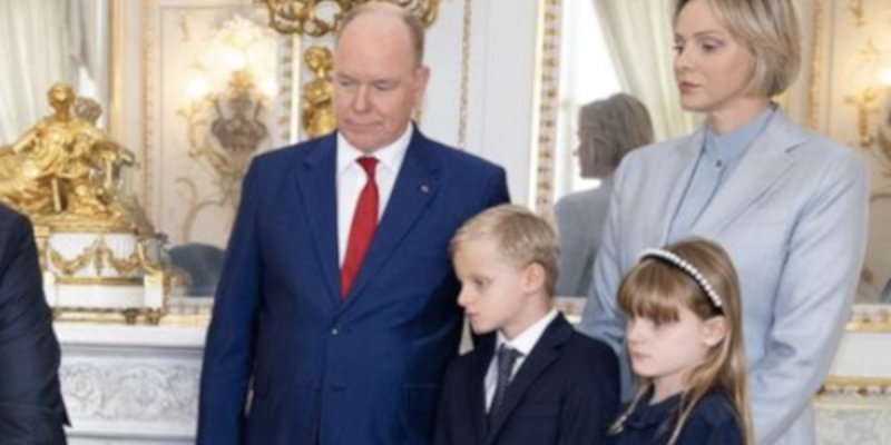 Pourquoi le prince Albert et Charlène de Monaco grondent leurs jumeaux en anglais ?