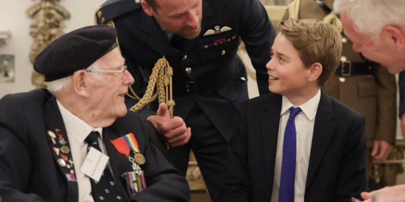 Prince George vole la vedette à William et Kate Middleton au VE Day