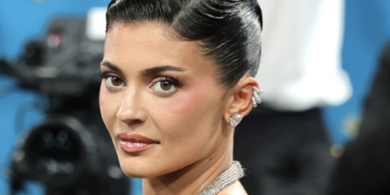 Quand Kylie Jenner galère à enlever ses talons au Met Gala
