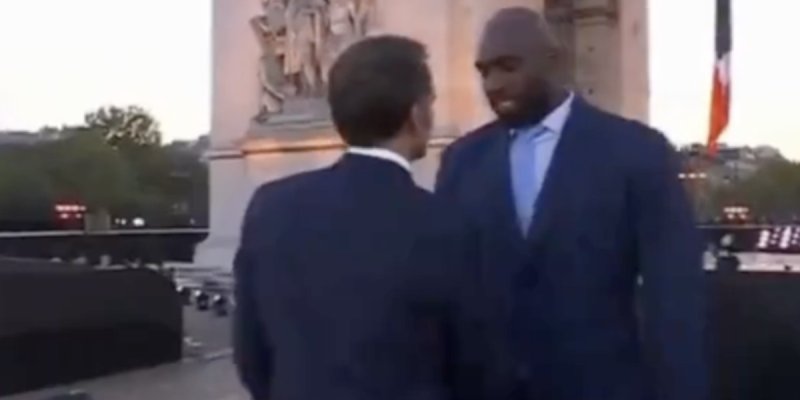 Quand Macron ajuste la cravate de Teddy Riner sous les caméras (vidéo)