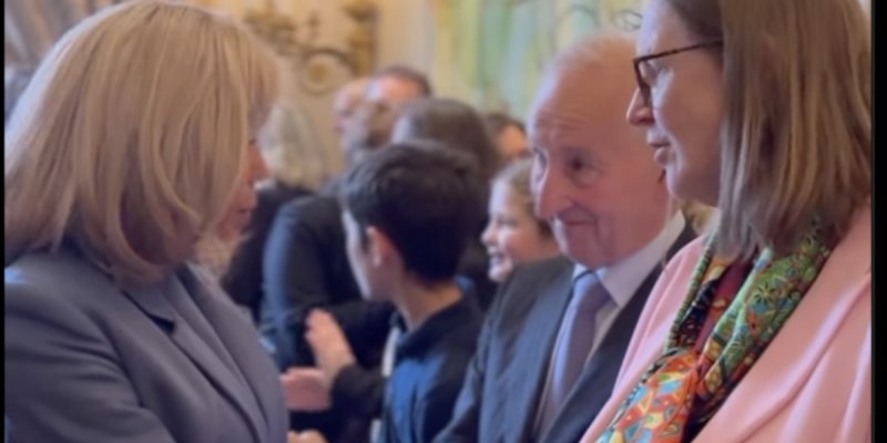 Quel symbole se cache derrière le cadeau de Camilla à Brigitte Macron ?