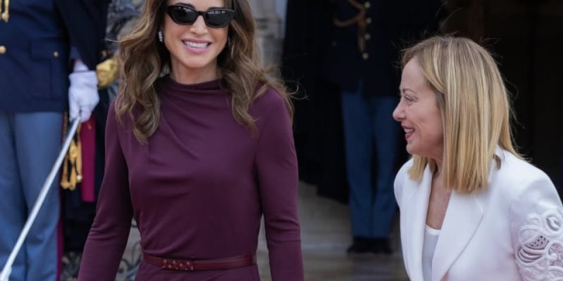 Rania de Jordanie sublime en robe aubergine aux côtés de Giorgia Meloni