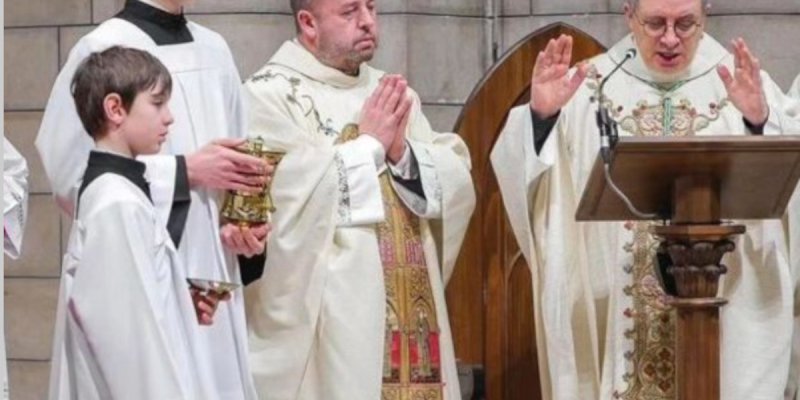 Raphaël, fils de Charlotte Casiraghi, enfant de chœur à la messe de Pâques : fierté de son père Gad Elmaleh converti ?