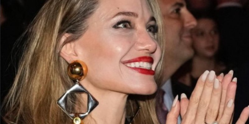 « Reste toi-même », signification du tatouage d'Angelina Jolie