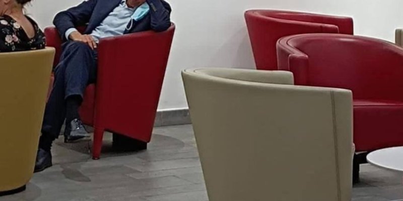 Sarah Knafo enceinte et épuisée aux côtés d'Eric Zemmour, visite agitée à Abidjan