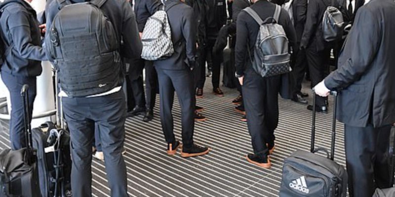 Scène cocasse à l'aéroport : Karim Benzema hilare, Modric mécontent, Ancelotti zen !, une arrivée mouvementée à Manchester (photo)