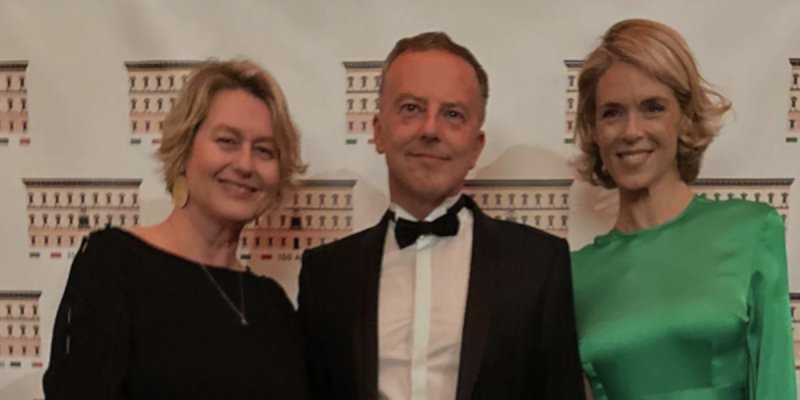 Soirée de prestige à Rome : Luana Belmondo rayonne aux côtés de Julie Andrieu
